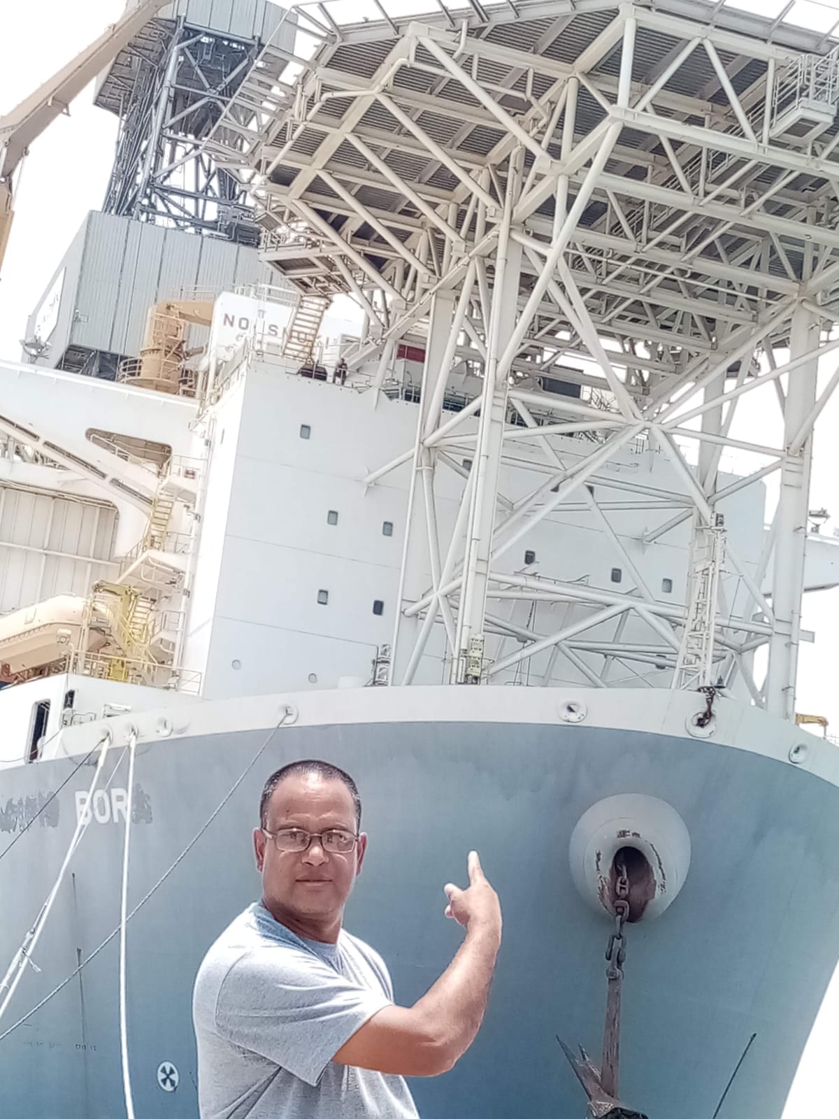 Diving support alongside a vessel