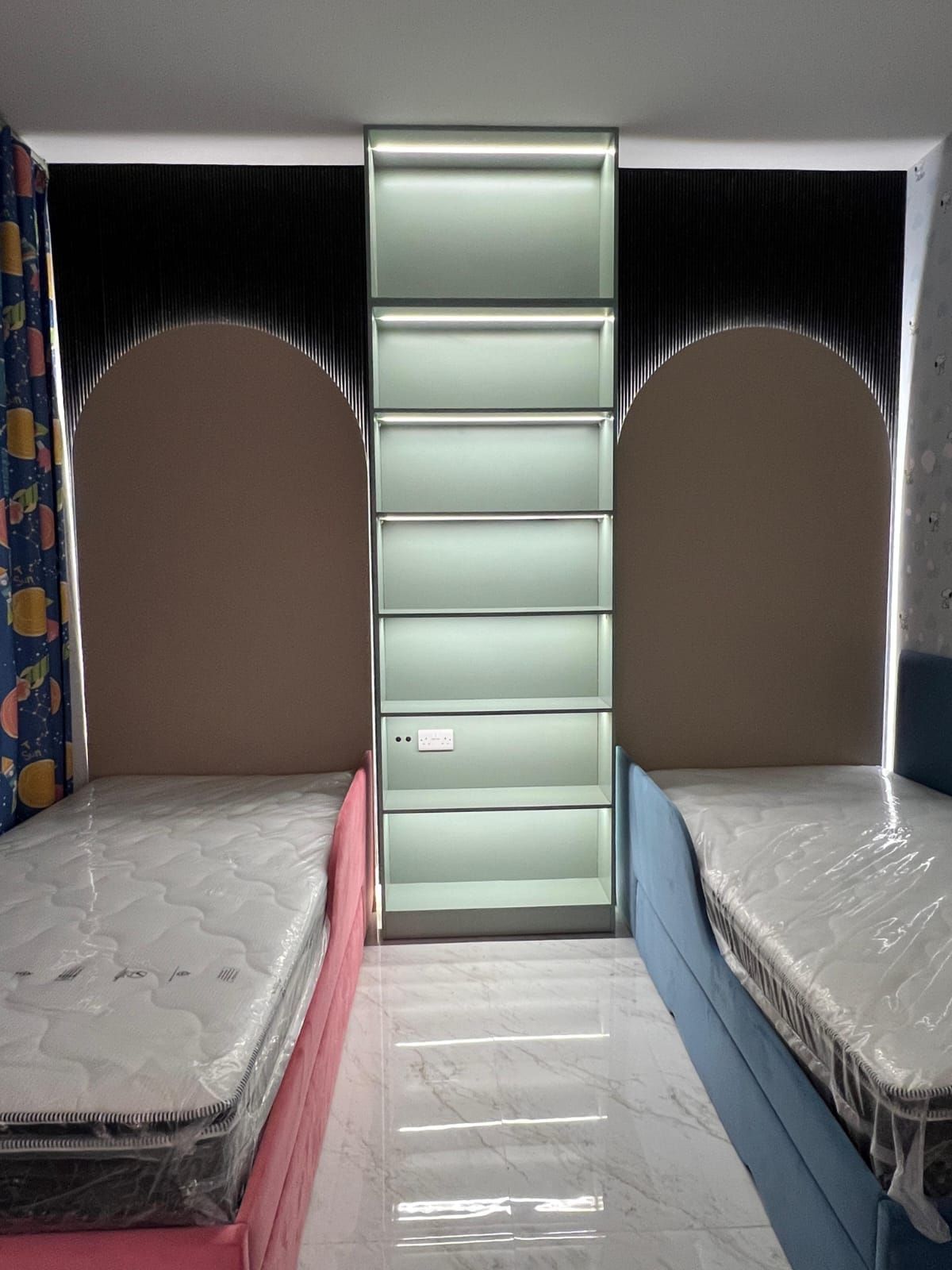 Kids' Bedroom with Wall Headboard – Design 20