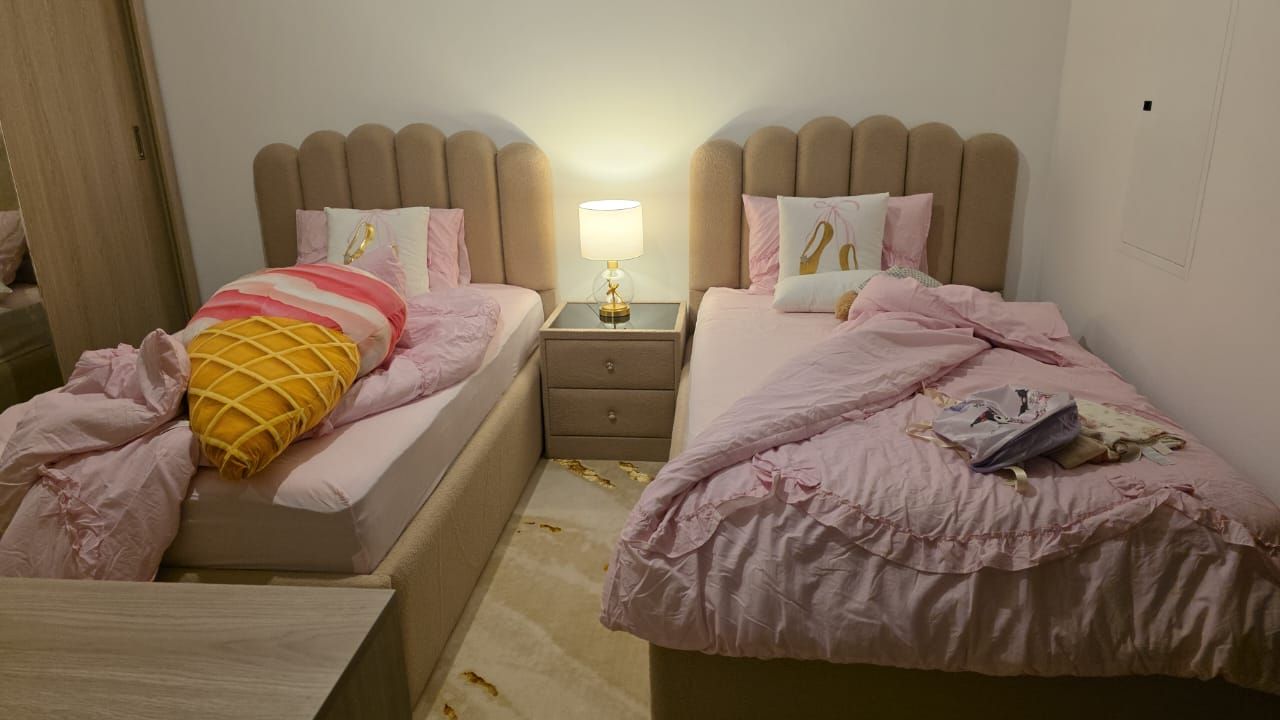 Kids' Bedroom with Wall Headboard – Design 21