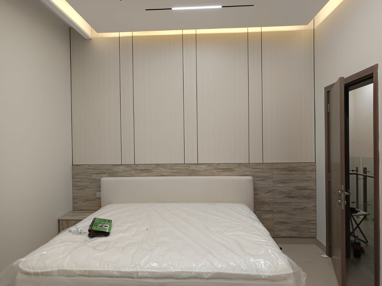 Headboard with Curtain Wall
