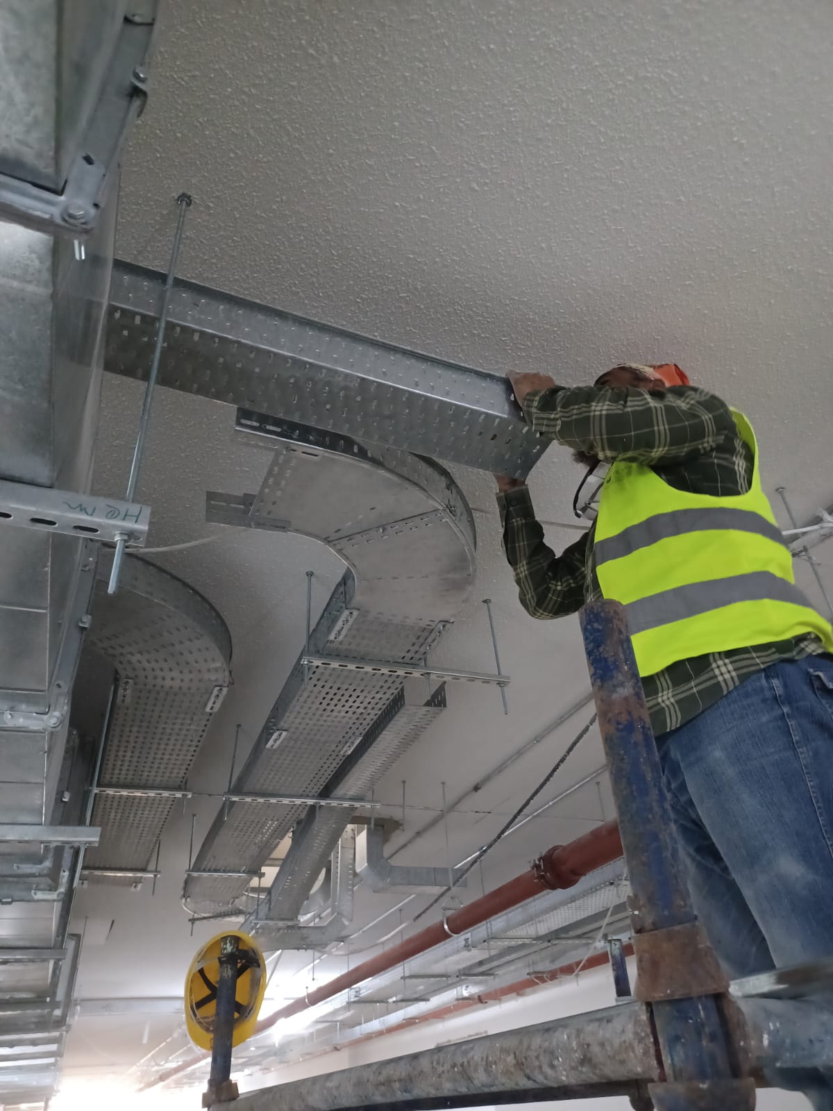 Tray installation